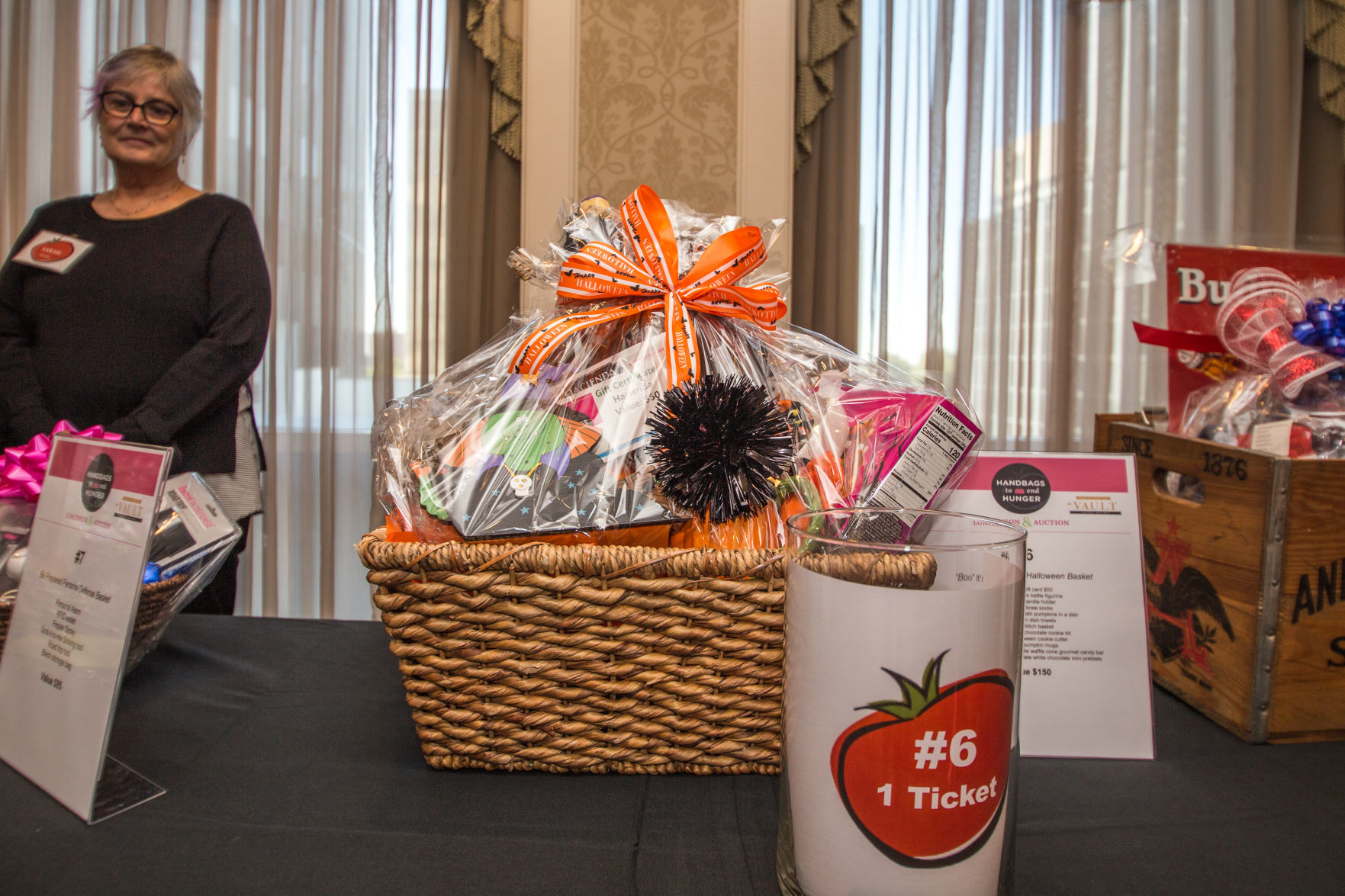 102018handbagstoendhunger20.jpg